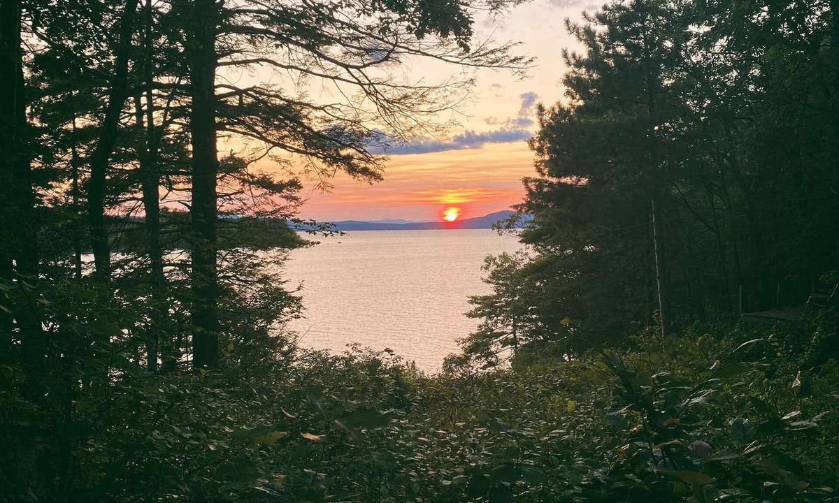 South Casco Cottage | SUMMER SPECIAL Vintage cottage w/beautiful mountain views across Sebago Lake