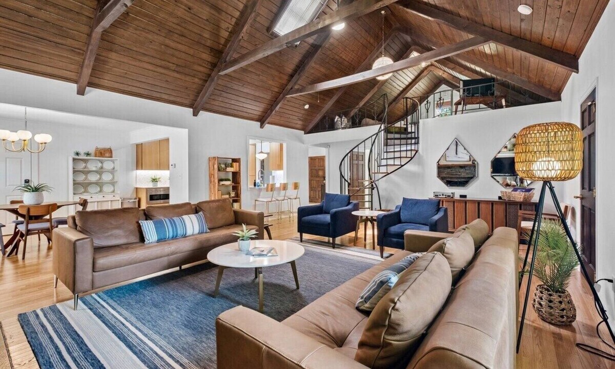 Downtown House | Sunny Chalet - 1 block to Bentonville DT-Sleeps 10