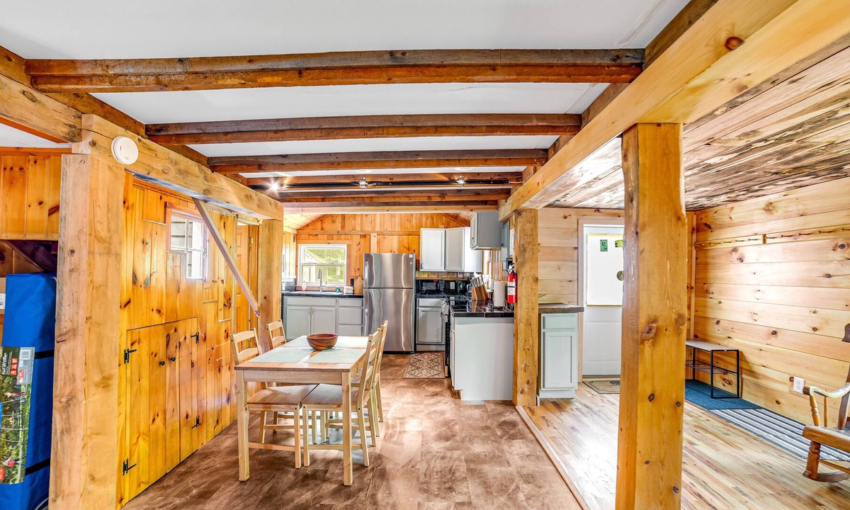 Brookline Cabin | Sunny dog-friendly cabin with firepit, skiing, hiking & fast WiFi