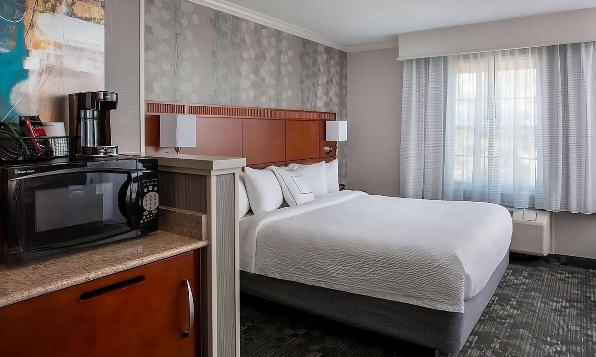 South Lowell Hotel | Sunny Haven in Lowell! 3 Convenient Units, Close to Merrimack Repertory Theatre