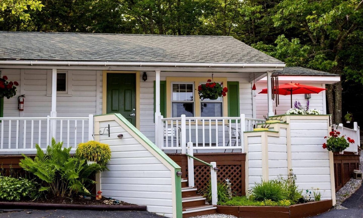 Lincolnville Cabin | Sunny Room with a Private Deck in a Bed and Breakfast near Camden Hills State Park, Maine