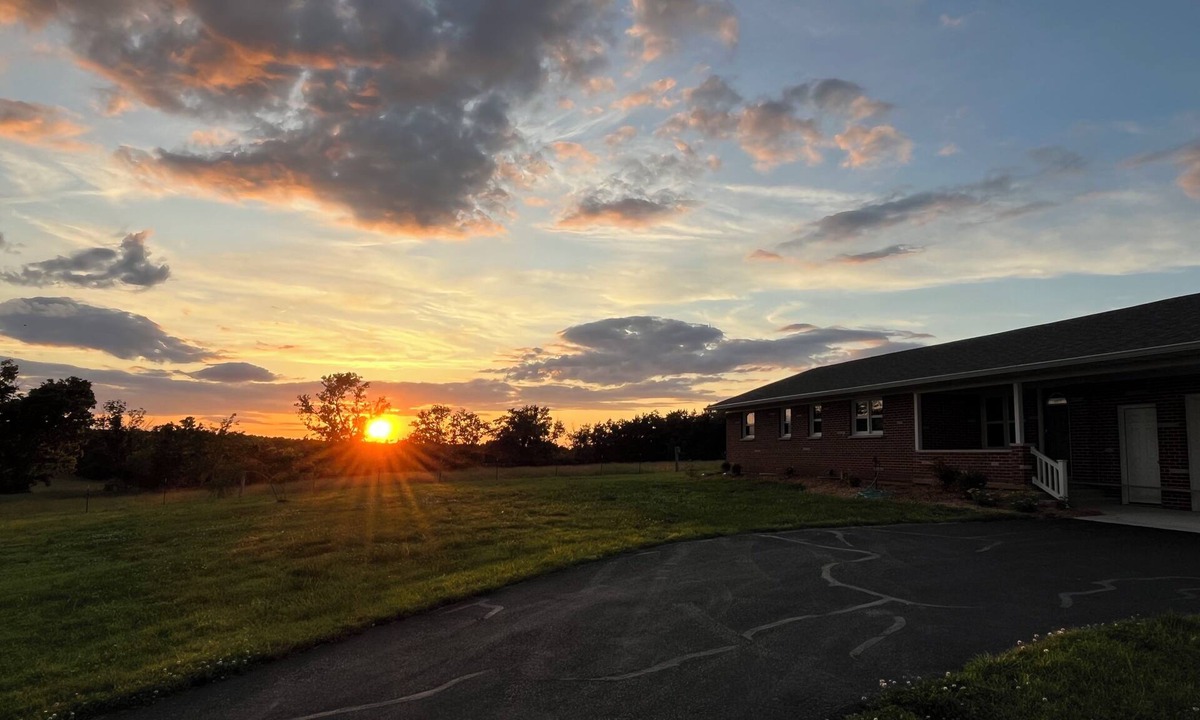 Ste Genevieve House | Sunset Ridge - Peaceful 3-bedroom house with WiFi and AC w/room for your horses