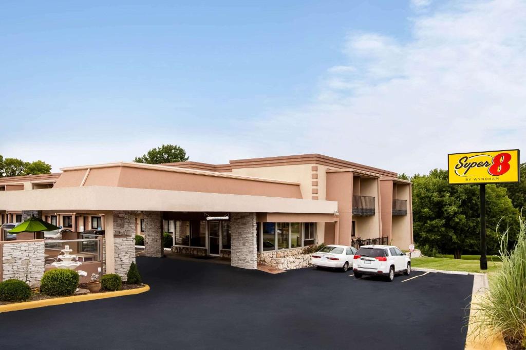 Sunset Hills Hotel | Super 8 by Wyndham Lawrence KU