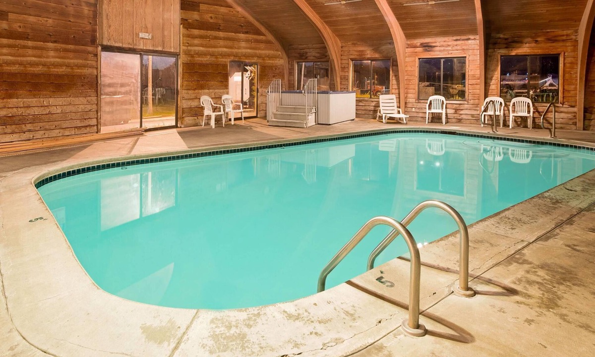 Metropolis Hotel | Super 8 by Wyndham Metropolis