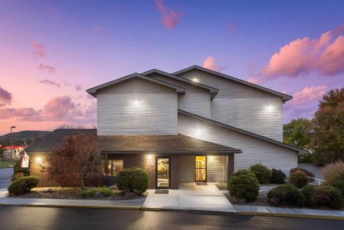 New Stanton Hotel | Super 8 by Wyndham New Stanton