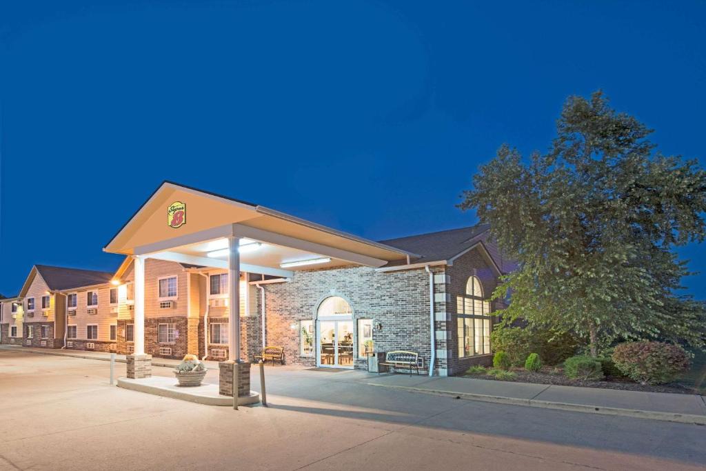 Richmond Hotel | Super 8 by Wyndham Richmond