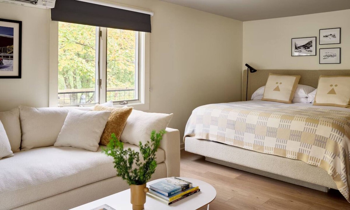 Stowe Area Hotel | Tälta Lodge, a Bluebird by Lark | King Jr. Suite | Indoor Swimming Pool