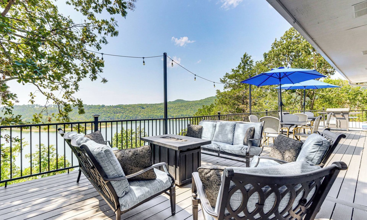Emerald Beach House | Table Rock Lake Hideaway w/Deck: Bring Your Boat!