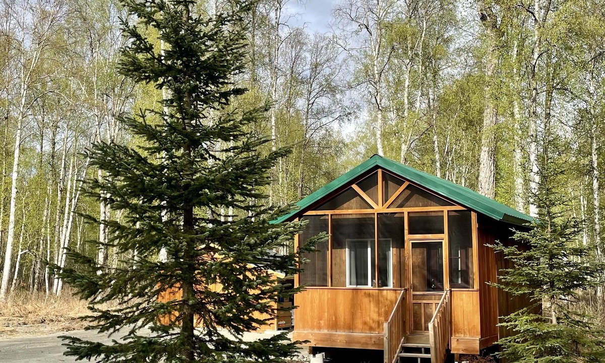 Susitna North Cabin | Talkeetna Wilderness Lodge - Studio Cabin #2 – Queen Bed