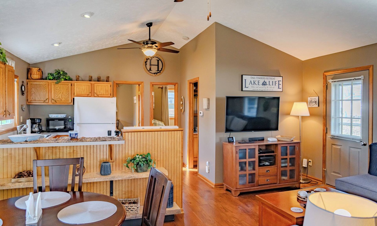 Senecaville Cottage | Tall Timbers Retreat. 3 bed 2 bath Cottage & Guest House at Seneca Lake