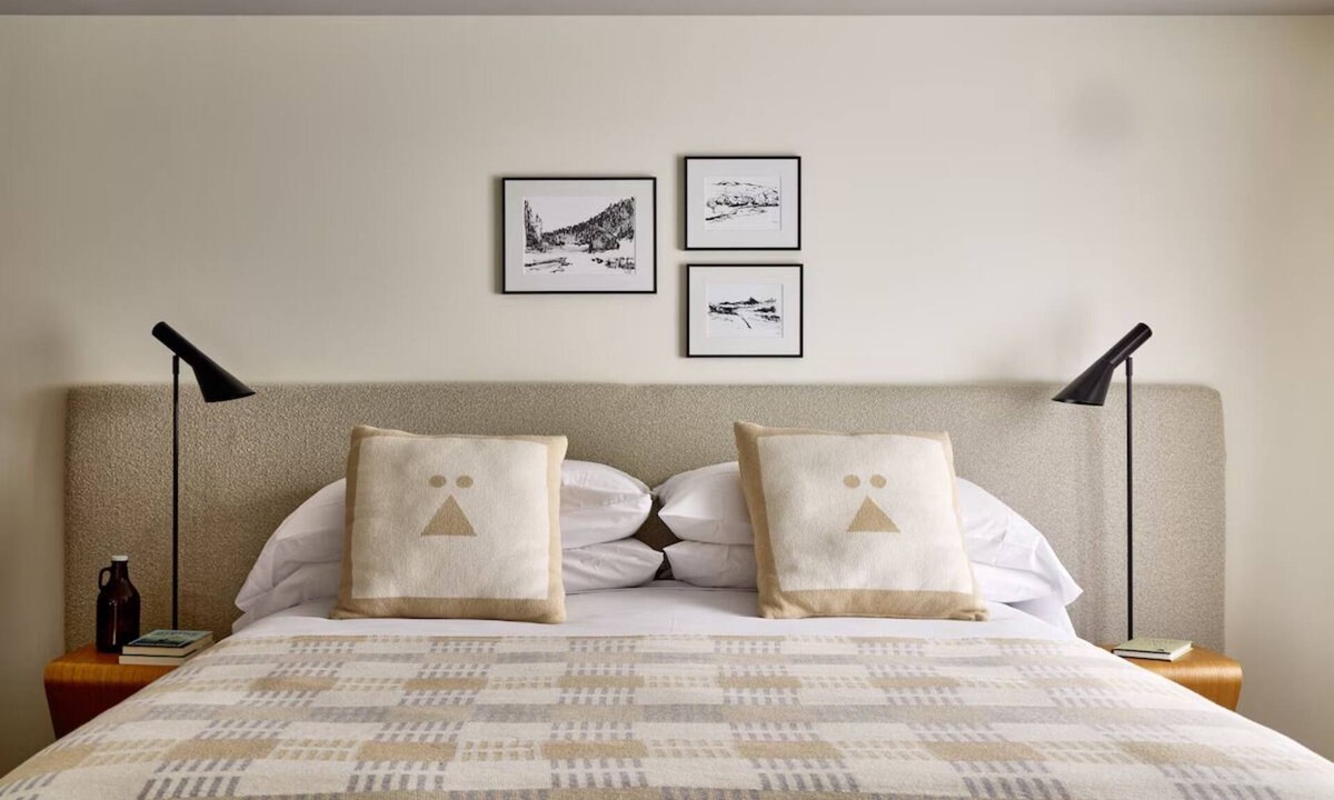 Stowe Area Hotel | Tälta Lodge, a Bluebird by Lark | Deluxe King | Ski Lockers and Bike Shed