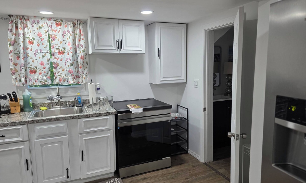 Ashford House | Terrific 4-bedroom house with AC in Ashford
