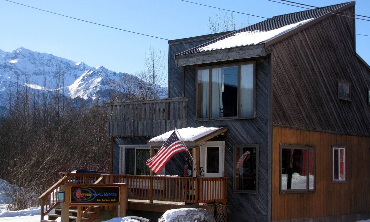Haines Apartment | The Attic- Second Floor Apartment, Private Deck With A View, Downtown