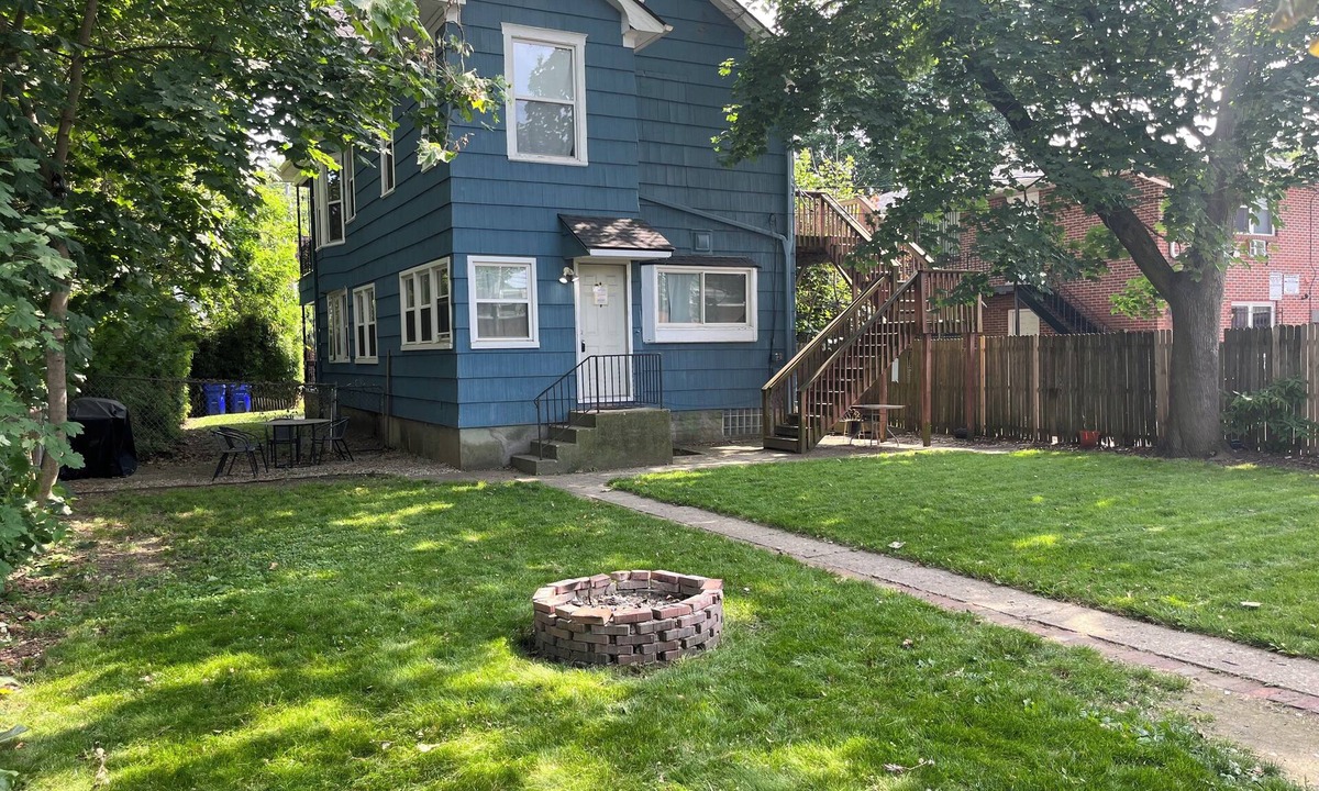 Glen Echo House | The Big Blue House—5BR w/New Kitchens & Bathrooms