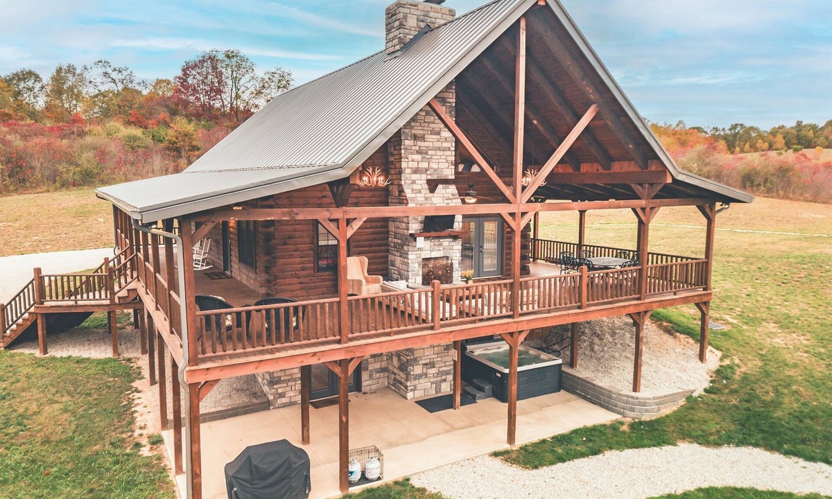 Carbon Hill Cabin | The Burrow Lodge! Pet Friendly! Hot Tub! Sleeps 16