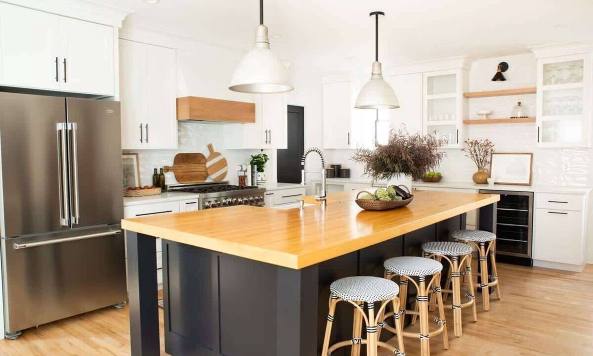 Ohio City House | The Carriage House and The Chatham Manor | Hot Tub