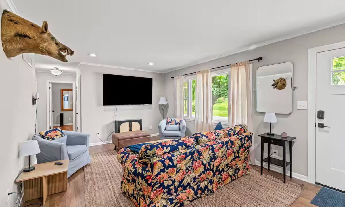 Carrollton House | The Carrollton Retreat | Pets Welcome