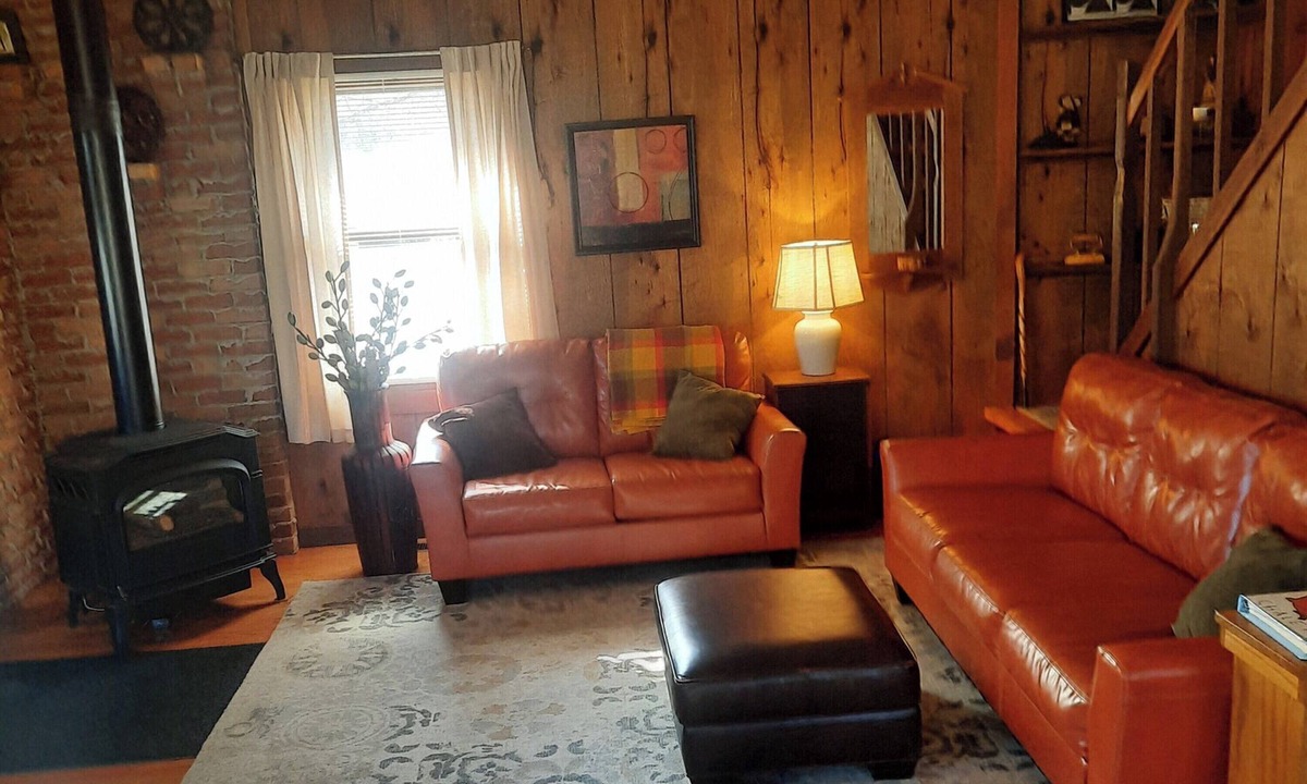 Ashland Ski Chalet | The Chirpy Chalet Cozy & Private Great WiFi No Chores! No Cleaning Fees!