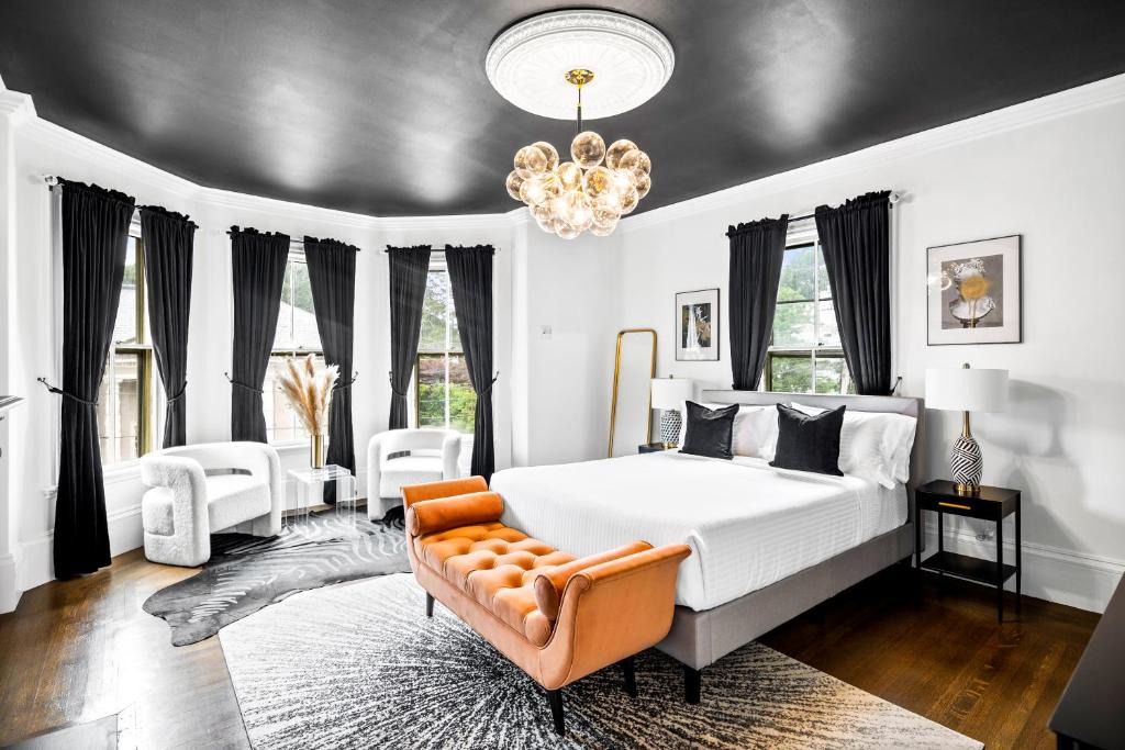 Salem Hotel | The Coach House