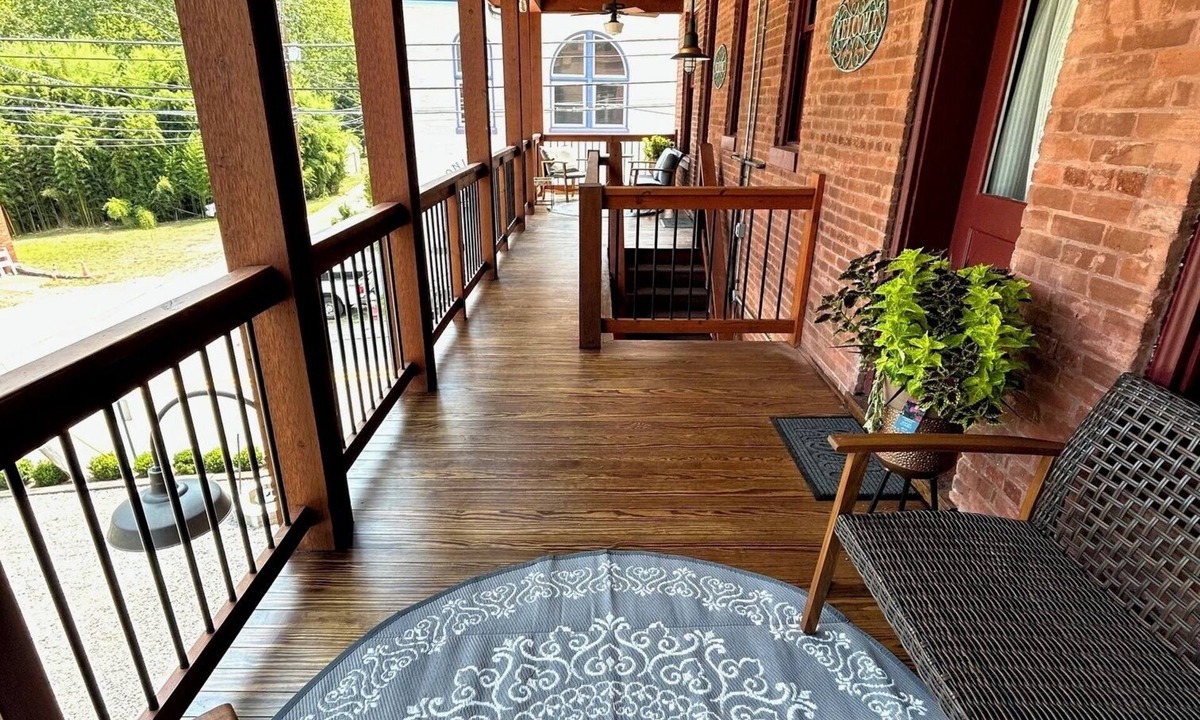Freeman Apartment | The Corner Sweets, A Spacious 6-bedroom apartment with WiFi, in lovely Bramwell