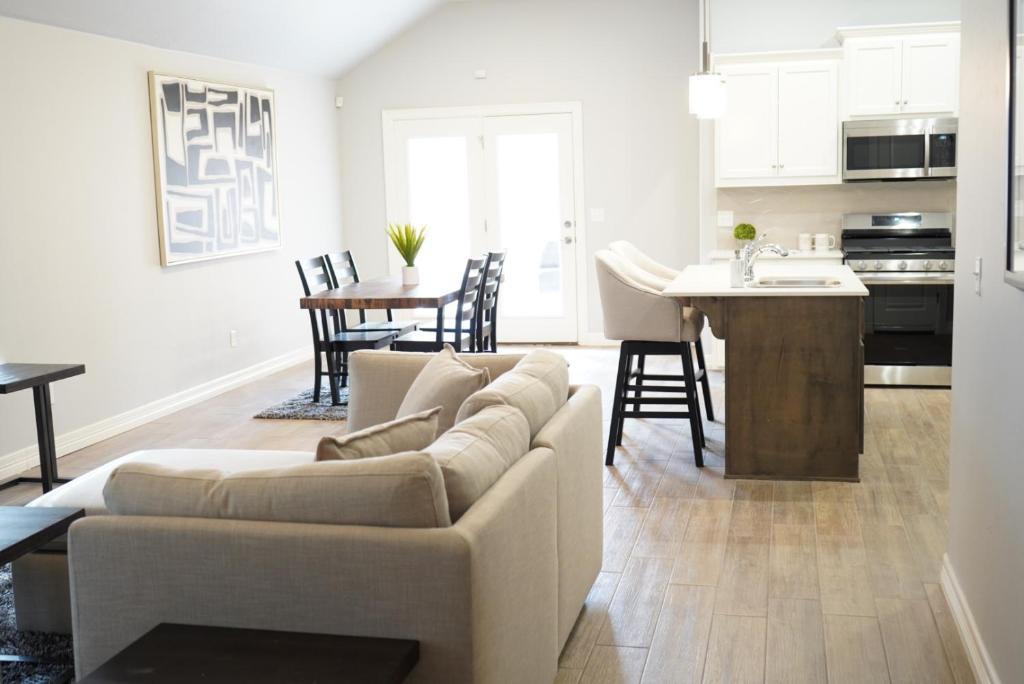 Wheatland House | The Cosmopolitan Modern, Cozy, New 3bedroom Home
