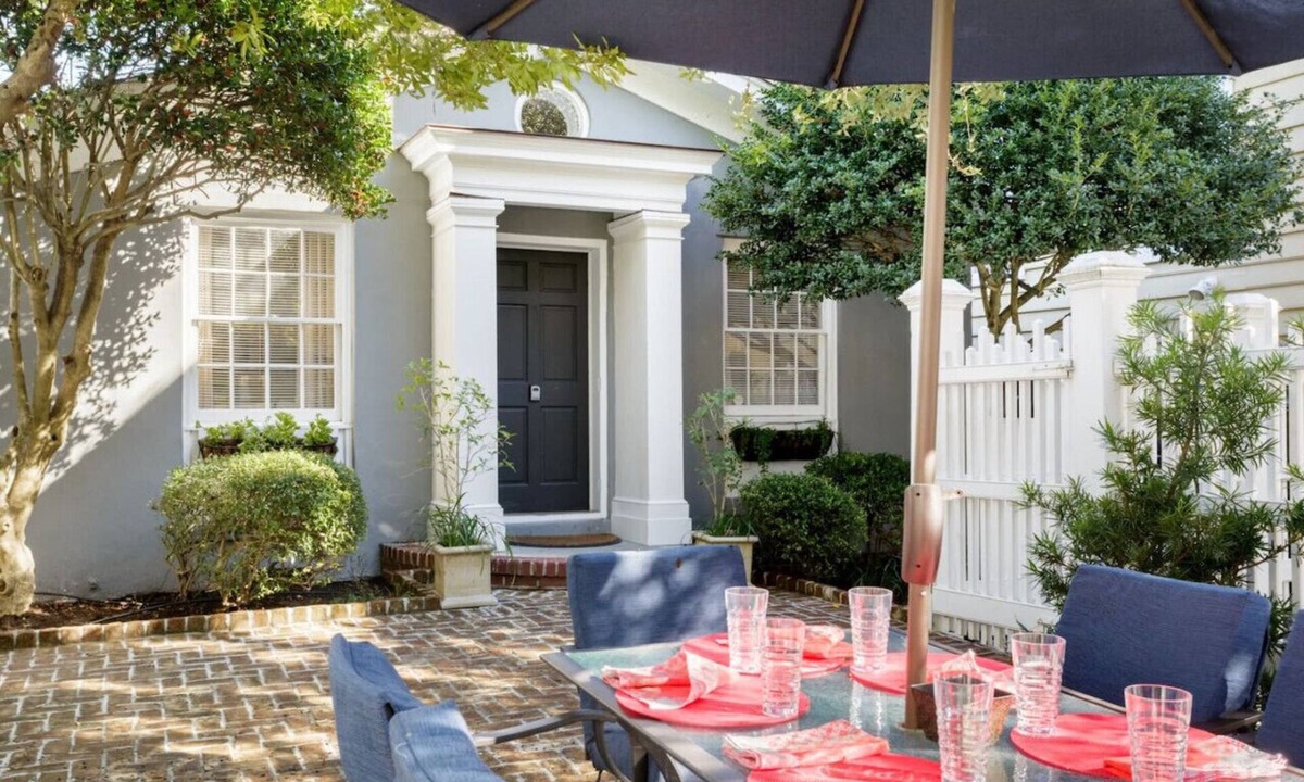 Cannonborough Elliotborough Cottage | The Cottage at Saint Philip Square, One Block to King, Charming Private Hideaway