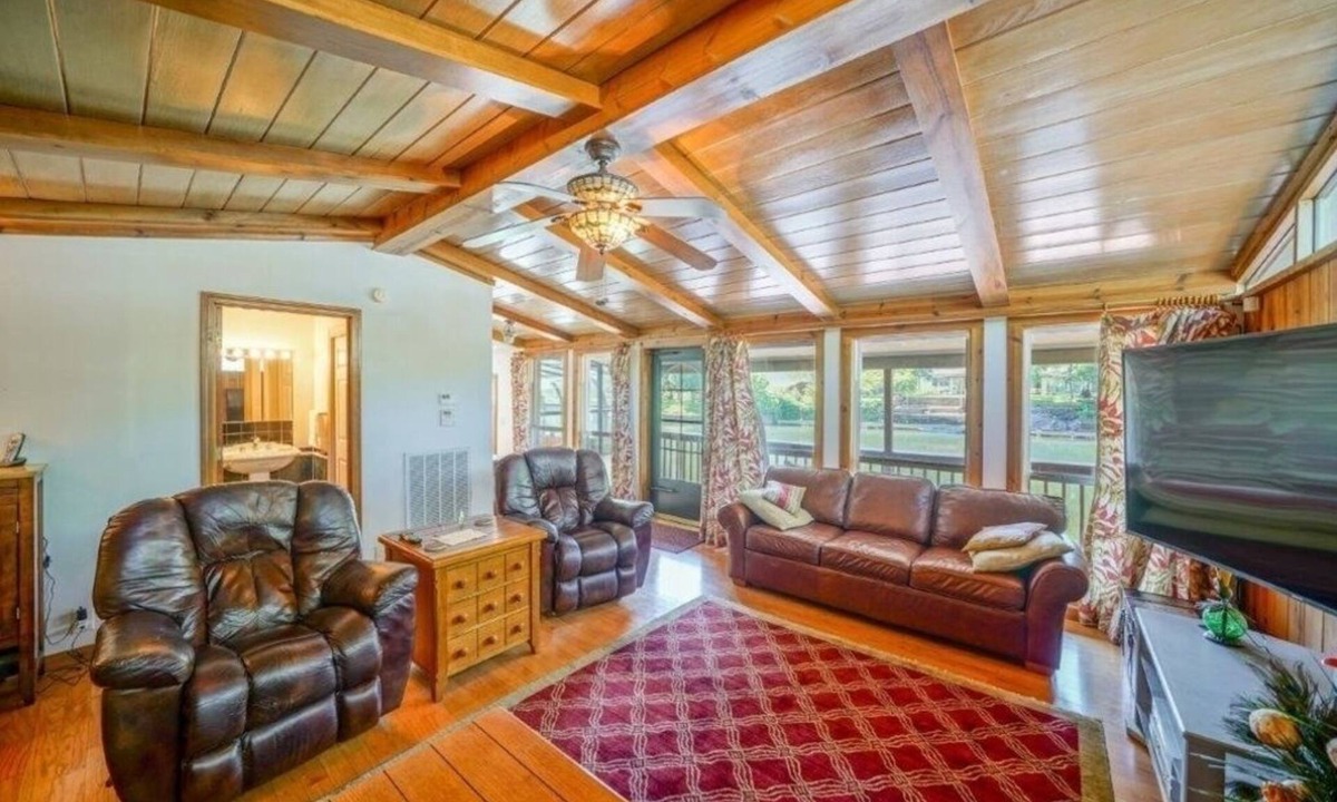 Mid America Cottage | THE COZY COTTAGE LAKE HAMILTON ~ Couples Retreat ~ Now Booking for Summer 2026