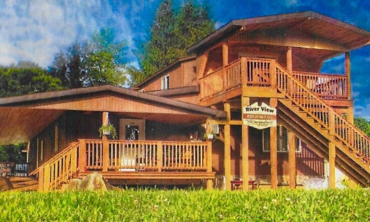 Confluence Hotel | The "Don't Worry" Room. A room in RiverView Kitchenettes Vacation Rentals