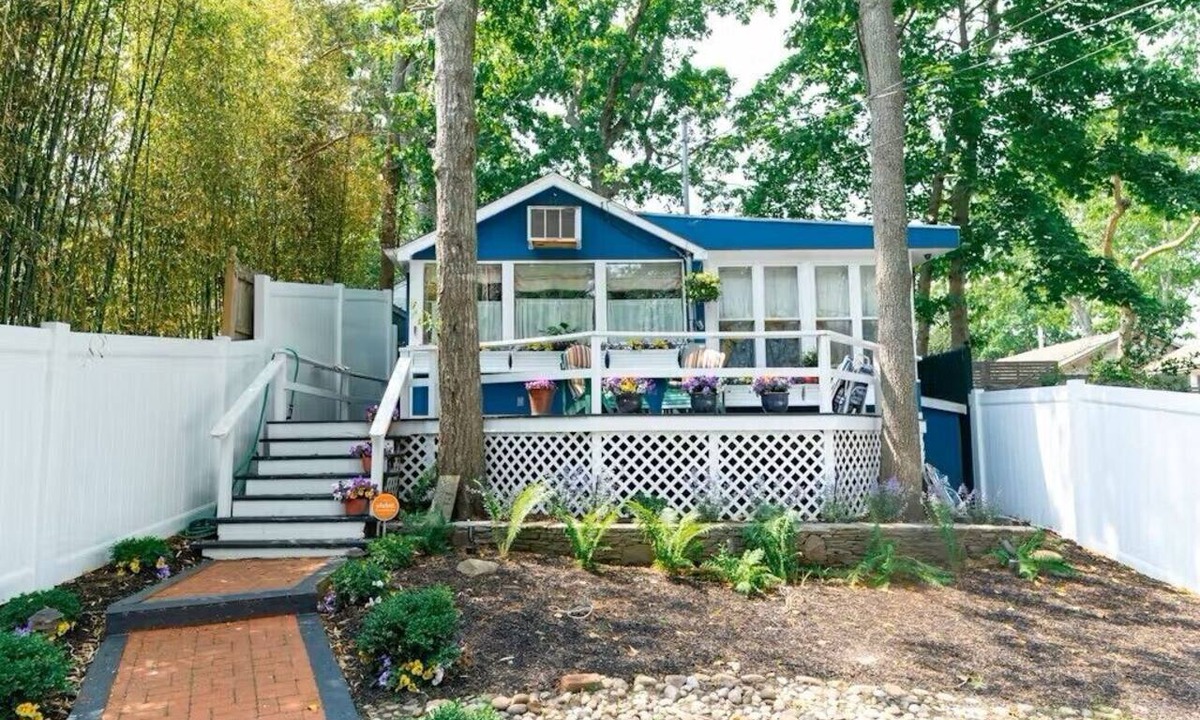 Springs House | The Hampton Sack a cheerful relaxing beach cottage