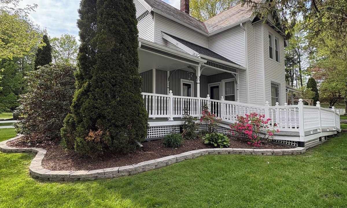 Mesopotamia Apartment | The Horse & Harness BnB-Sweet & Spacious