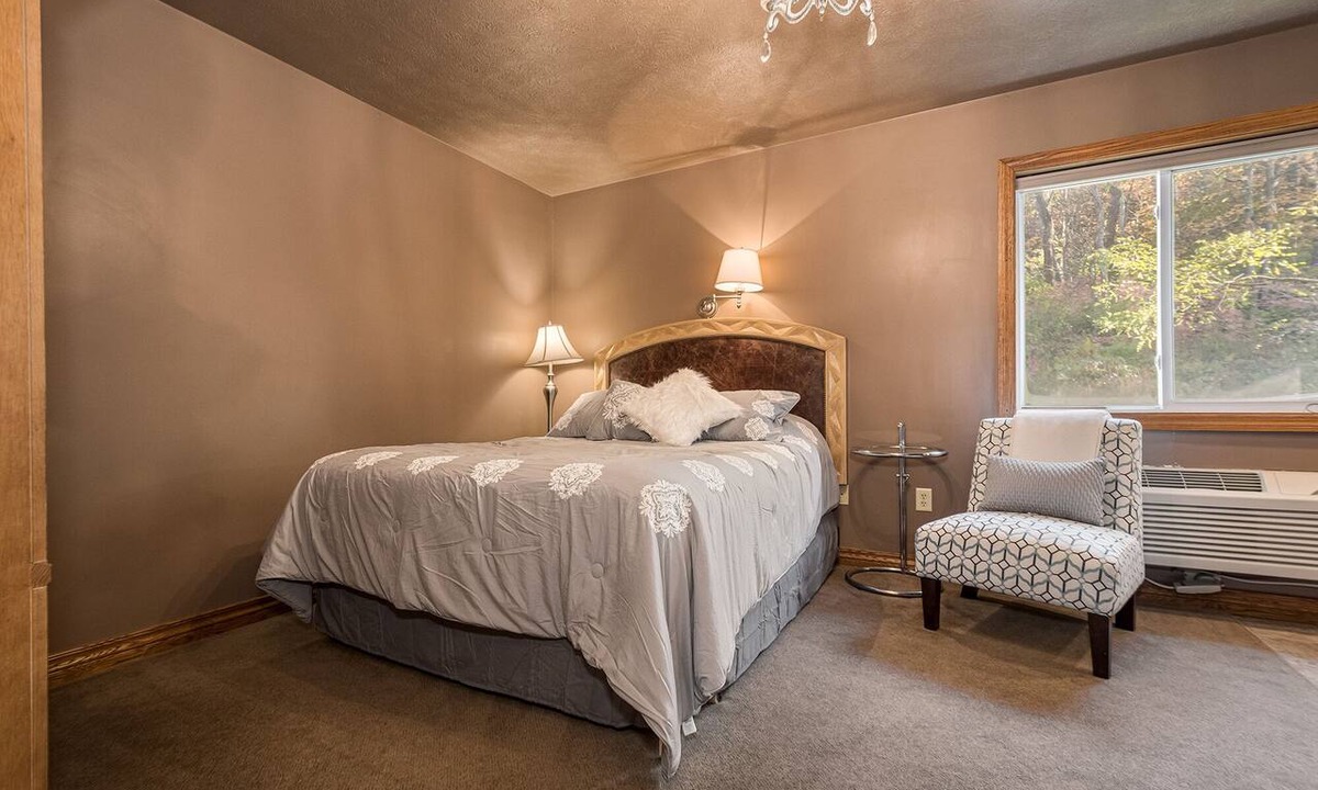 Chalk Hill Hotel | The Jumonville | Jacuzzi Tub Historic Inn Room