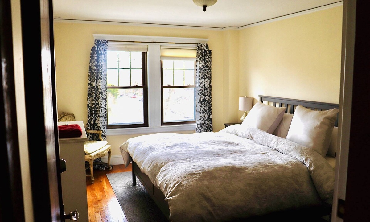 Oak Square Hostel | The King's Room at TPH - Boston