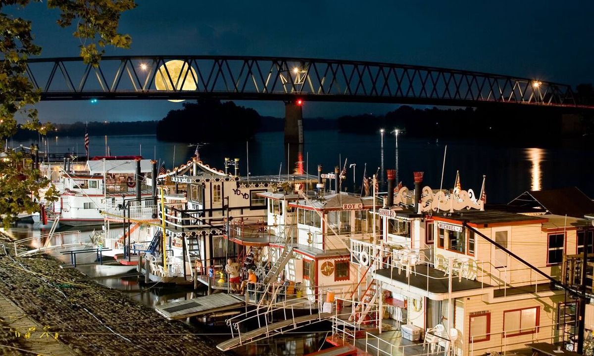 Marietta Hotel | The Lafayette A grand Riverboat Era Hotel
