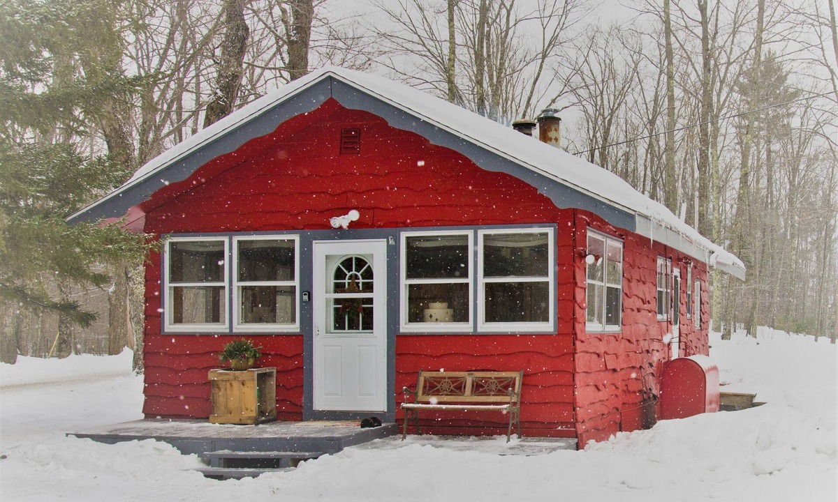 Cavendish Cabin | The Little Red Cabin! Less than 15 minutes to Okemo! Close to Everything VT!