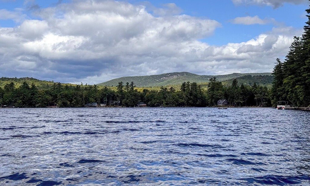 Stoneham Cottage | The Mad Moose on beautiful Keewaydin Lake