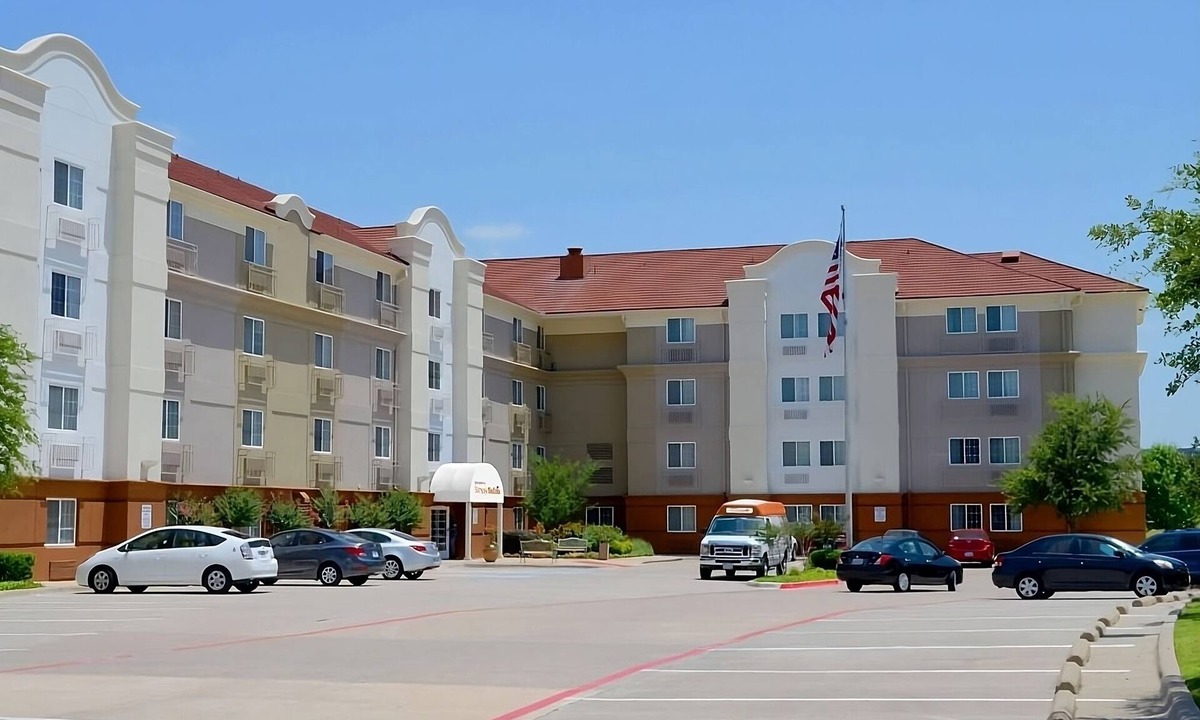 Las Colinas Hotel | The Mustangs of Las Colinas & Museum Tour! Unit with Kitchen, Pets Allowed!