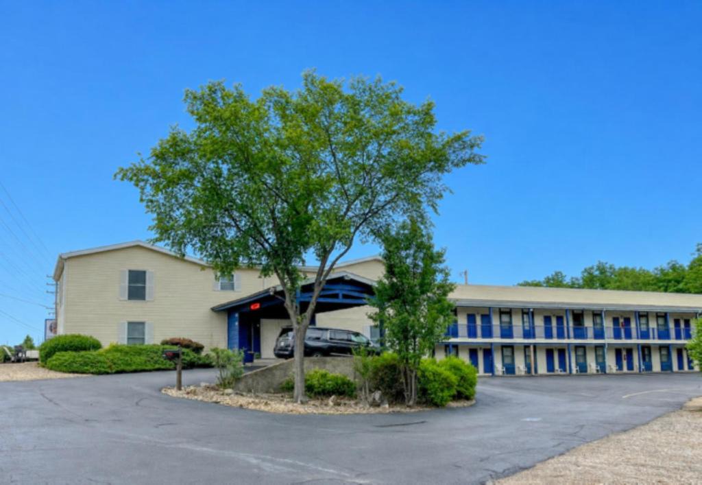 Osage Beach Hotel | The No Wake Inn - Osage Beach