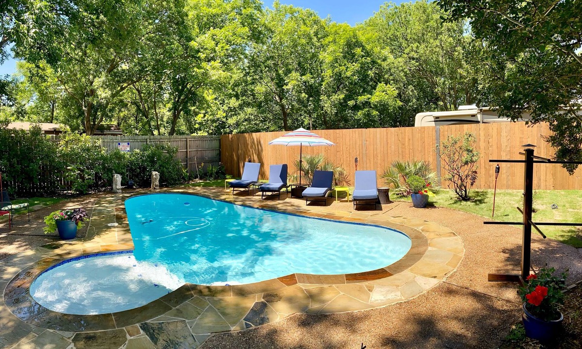 Fort Worth House | The Pool House minutes from W7th , TCU , Stockyards , Museums & Dickie’s Arena