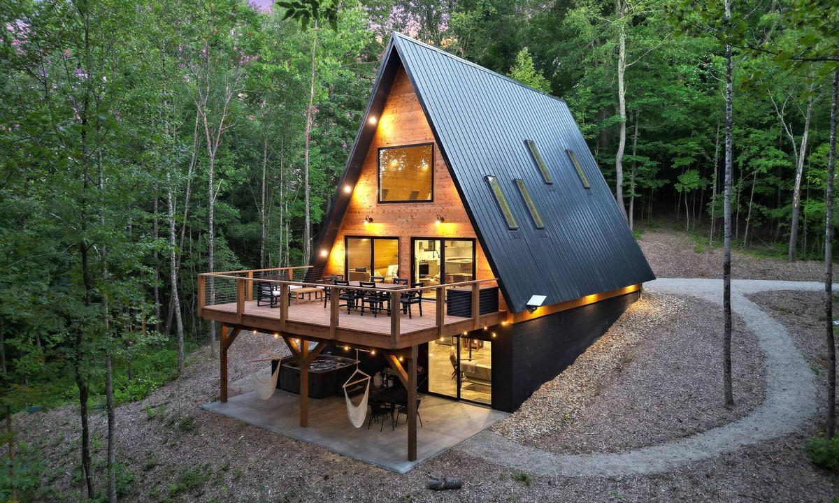 Carbon Hill Cabin | The Redhawk | Hocking Hills, Sauna, EV Charger