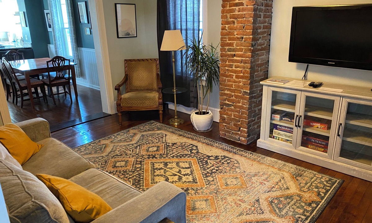 Brownsville House | The Roots & River Guest House in Brunswick's Historic Downtown