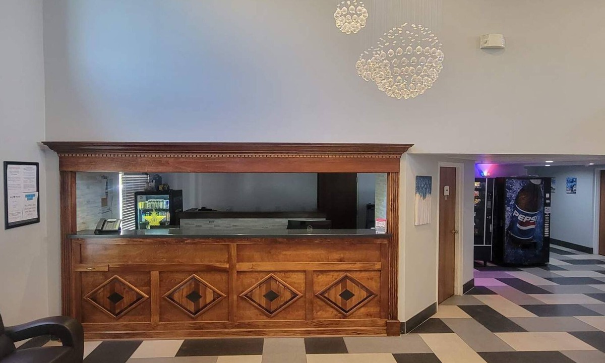 Akron Hotel | The Royal Inn & Suites
