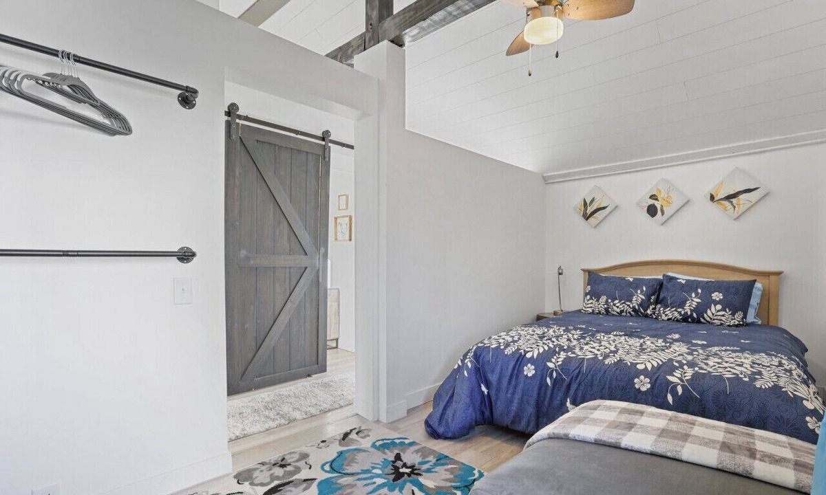 Buckeye Lake House | The Shack: 4 minute walk to Crane Lake Beach