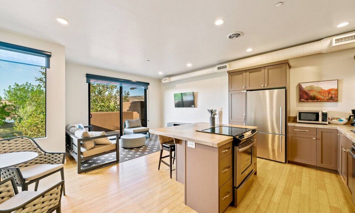 Kayenta Villa | The Sunrise - 2 Story Suite w/Red Rock Views