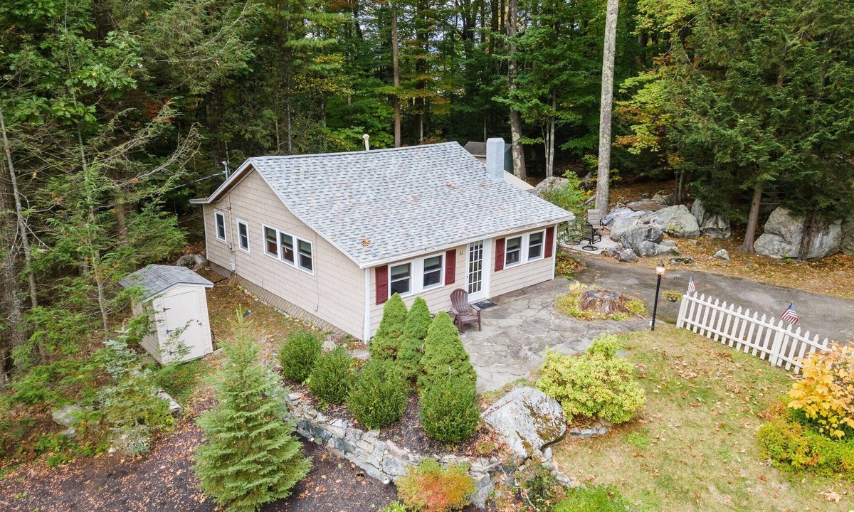 West Alton Cottage | The Ultimate Getaway at a Charming Two-Bedroom Lakeside Cottage on Winnipesaukee