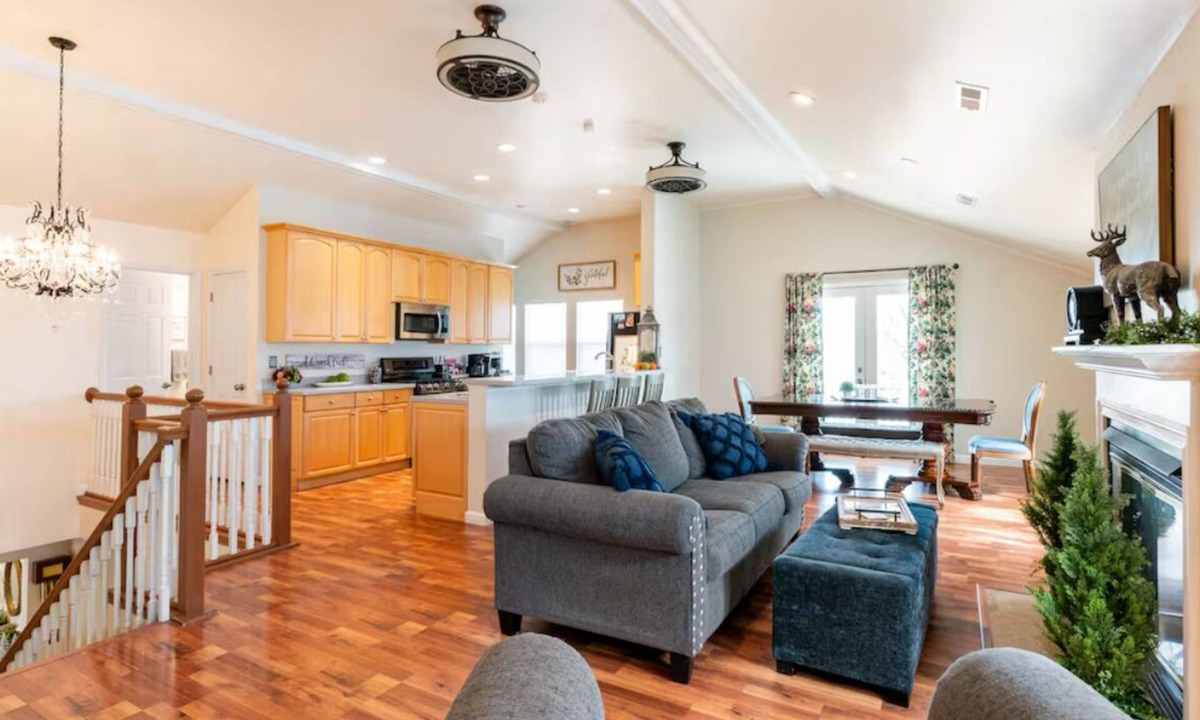 St. Charles House | The Wild Rose ~ A Custom Glam Cottage with Theater! In Historic Old St Charles