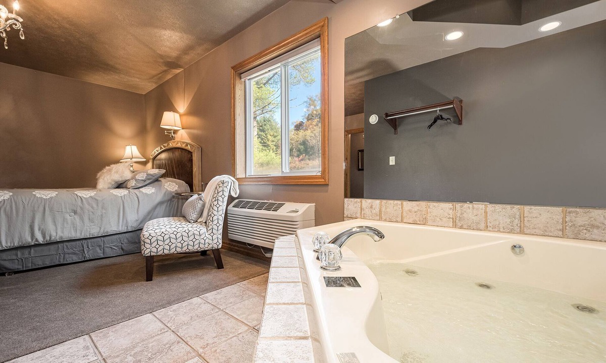 Farmington Hotel | The William Penn | Jacuzzi Tub Historic Inn Room