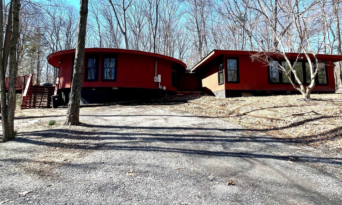 The Woods Cabin | This cabin is a 3 bedroom(s), 2 bathrooms, located in Hedgesville , WV.