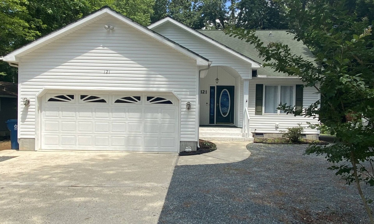 Ocean Pines House | This is it! Rancher central to beaches, pools, golf, casino! Fenced yard, Deck.