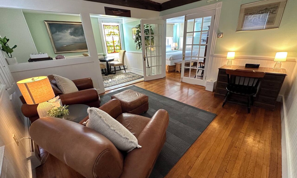Newport Hotel | This large praivate , one-of-a-kind, dog friendly gem of a unit, in heart of historic Newport. King bed, ensuite bath, living & seating area, AC, highs speed Wifi, TV, mini fridge, coffee station. Just steps to Thames Street, shops, wharfs!