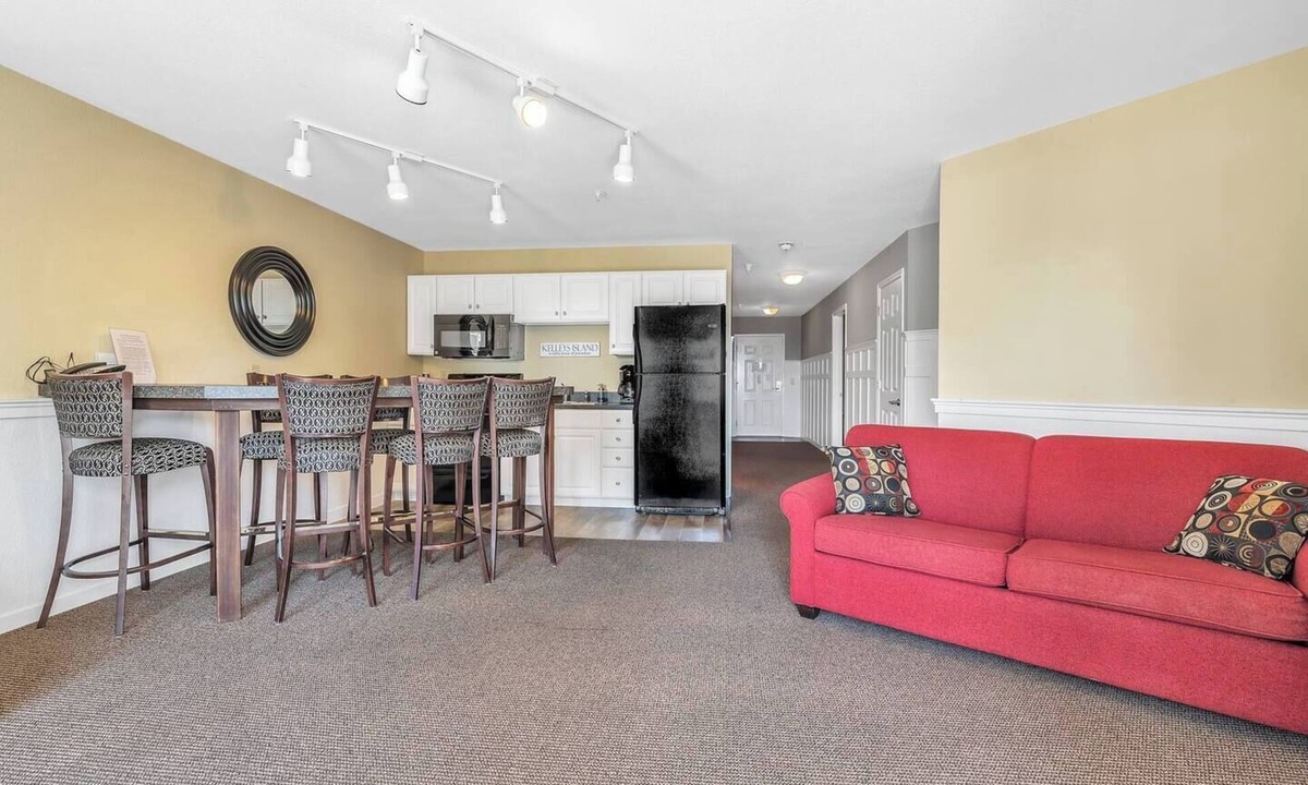 Kelleys Island Hotel | Three Bedroom 2 Bathroom Hotel Suite